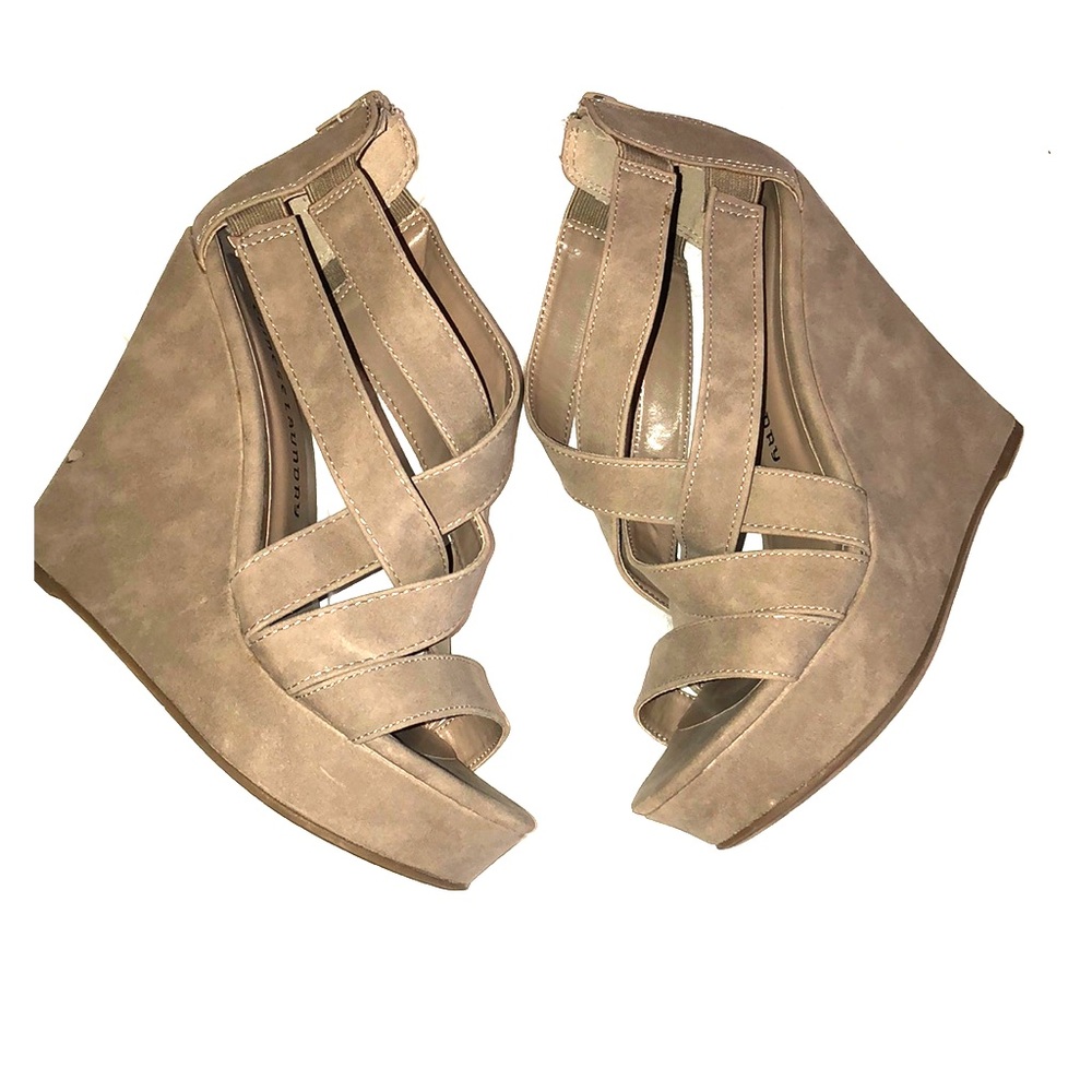 NWOT Tan/beige wedges